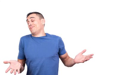 Stüdyo fotoğrafı beyaz arkaplanlı ve elleri açık bir adam üzgün olmadığını söylüyor.