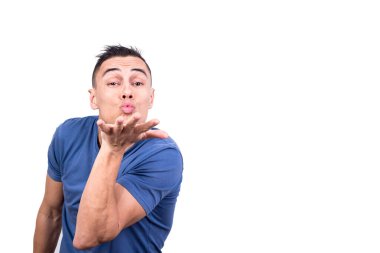 El hareketleriyle öpüşen bir adamın beyaz arka planlı stüdyo fotoğrafı.