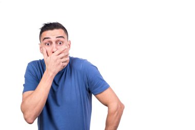 Stüdyo fotoğrafı, beyaz arka planda, ağzını kapatan bir adamın şaşırmış bir ifadesiyle.