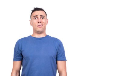 Yüzünde kuşkucu bir ifadeyle yüzünü buruşturan bir adamın beyaz arka planlı stüdyo fotoğrafı.