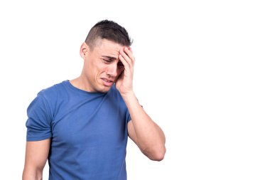 Stüdyo fotoğrafı, beyaz arka planda eli kafasında ağlayan bir adam.