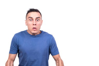 Kameraya bakan şok olmuş bir adamın beyaz arka planlı stüdyo fotoğrafı.