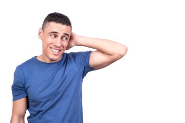 Stüdyo fotoğrafı, utangaç bir adamın beyaz arka planı, eli ensesinde, hayal kırıklığı yaratıyor.