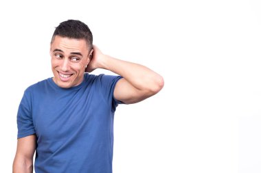 Stüdyo fotoğrafı, beyaz arka planda utangaç bir adamın eli boynunda kılık değiştirmesi.