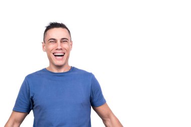 Beyaz arka planlı bir stüdyo portresi ve gülen beyaz bir adamın fotokopi sapı.