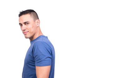 Kendini beğenmiş bir ifadeyle kameraya dönen bir adamın beyaz arka planlı stüdyo fotoğrafı.