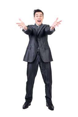 Beyaz arka planda izole edilmiş başarıyı kutlarken kollarını açıp kameraya bakan neşeli bir erkek vücudu.