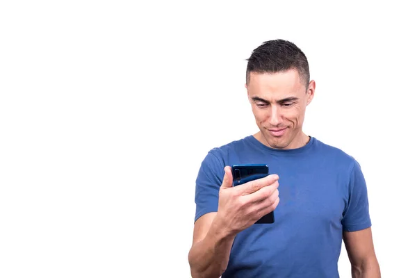 Foto Estudio Con Fondo Blanco Hombre Mirando Teléfono Móvil Mientras —  Fotos de Stock