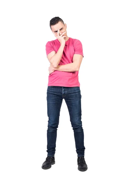 Homme Ennuyé Pleine Longueur Jeans Shirt Rose Couvrant Visage Avec — Photo