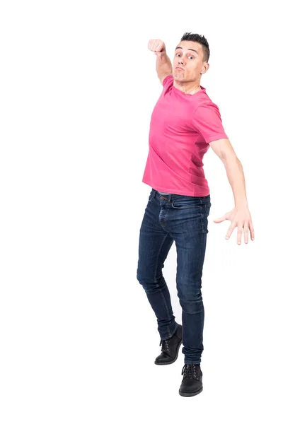Pełne Ciało Zły Człowiek Dżinsach Różowy Koszula Patrząc Aparat Agresywnie — Zdjęcie stockowe