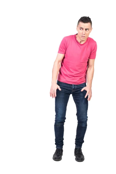 Full Body Miedo Masculino Jeans Camiseta Rosa Mirando Comprobando Peligro — Foto de Stock