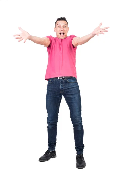 Cuerpo Completo Feliz Macho Jeans Camiseta Rosa Estirando Los Brazos — Foto de Stock