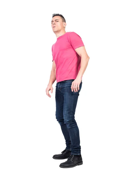 Hombre Cuerpo Entero Jeans Camiseta Rosa Inclinándose Hacia Atrás Mirando — Foto de Stock