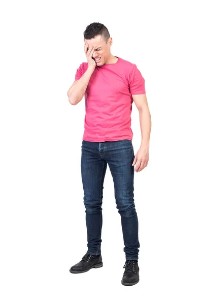 Plná Délka Muž Džínách Růžové Tričko Dotýká Hlavy Škubání Zatímco — Stock fotografie