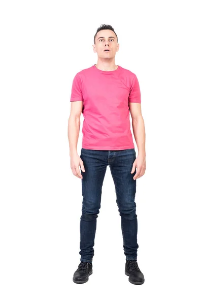 Comprimento Total Surpreendido Macho Jeans Rosa Shirt Boca Abertura Olhando — Fotografia de Stock