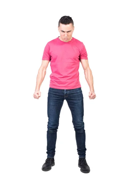 Полная Длина Сердитый Мужчина Джинсах Розовой Футболке Сжимая Кулаки Глядя — стоковое фото