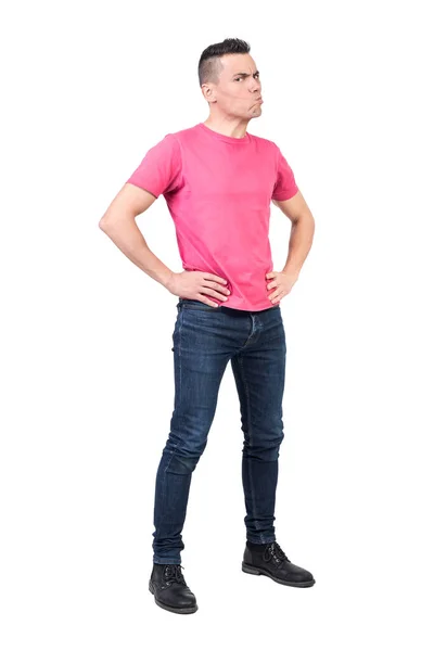 Cuerpo Completo Modelo Masculino Disgustado Pie Con Las Manos Cintura — Foto de Stock
