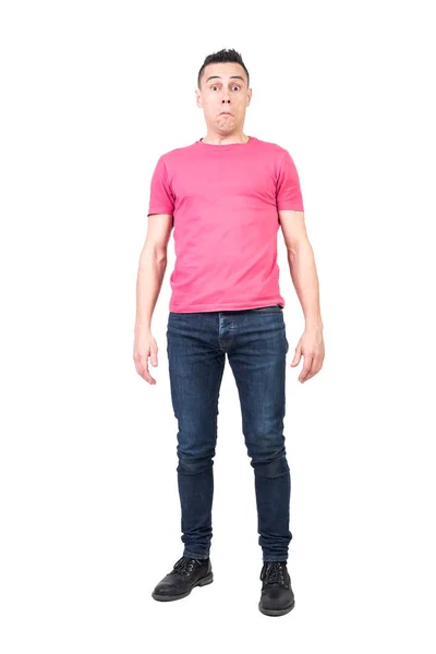 Pełne Ciało Zdumiony Mężczyzna Model Casual Ubrania Patrząc Aparat Mylącą — Zdjęcie stockowe