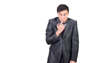 Endişeli adam nahoş bir durumda kendini suçlu hissediyor. Stüdyoda beyaz arka plana bakıyor ve başka tarafa bakıyor.