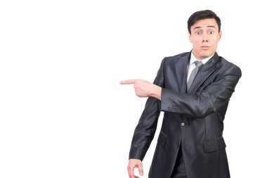 Şık giyinmiş, ciddi bir girişimci. Şaşkınlıkla kameraya bakıyor.