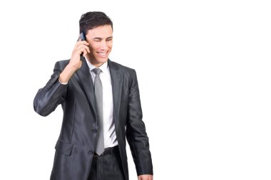 Resmi olarak pozitiflik gösteren erkek, stüdyodaki beyaz arka planda tek başına dikilirken akıllı telefondan konuşuyor.