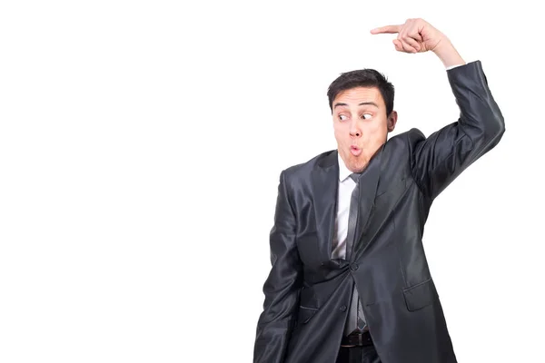 Beyaz arka planda, ışık stüdyosunda izole edilmiş bir şekilde reklamını yaparken şık takım elbiseli, afallamış bir erkek resmi.