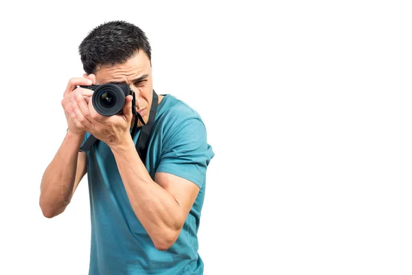 Fotógrafo Masculino Enfocado Tomando Fotos Cámara Fotográfica Sobre Fondo Blanco — Foto de Stock