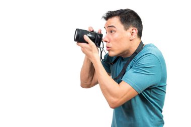 Özenli erkek fotoğrafçının beyaz izole arkaplanda fotoğraf çekerken yan görüntüsü