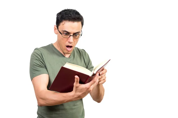 Verblüffter Intelligenter Mann Brille Liest Buch Und Drückt Erstaunen Mit — Stockfoto