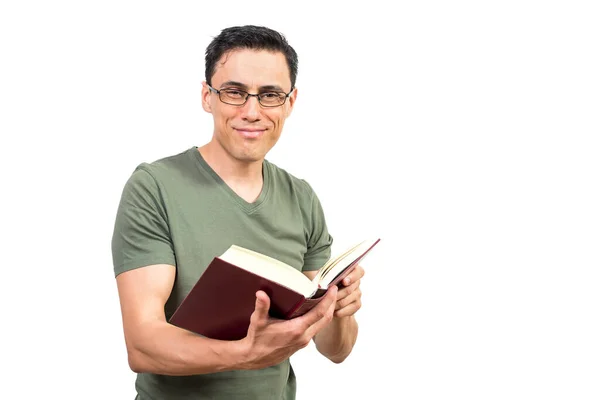 Hombre Inteligente Optimista Gafas Libro Lectura Mientras Mira Cámara Sobre —  Fotos de Stock
