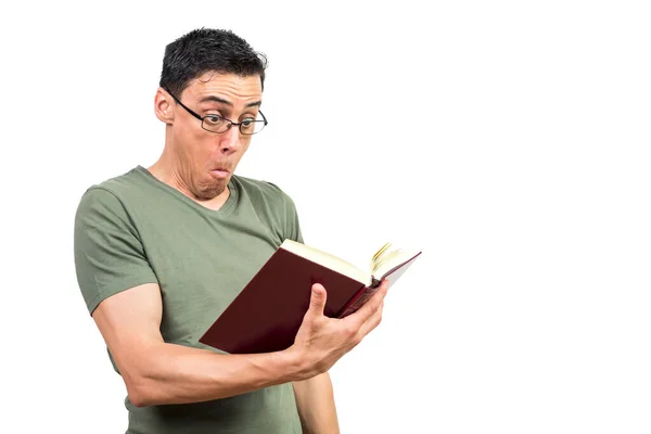 Erstaunter Mann Grünem Shirt Und Brille Liest Schockierendes Buch Während — Stockfoto