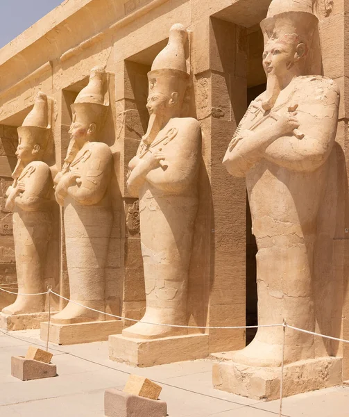 Линия Несколькими Статуями Входа Храм Хатшепсут — стоковое фото