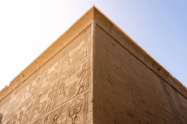 Внешний Вид Древнего Египетского Храма Эдфу Иероглифами Выгравированными Фасаде — стоковое фото