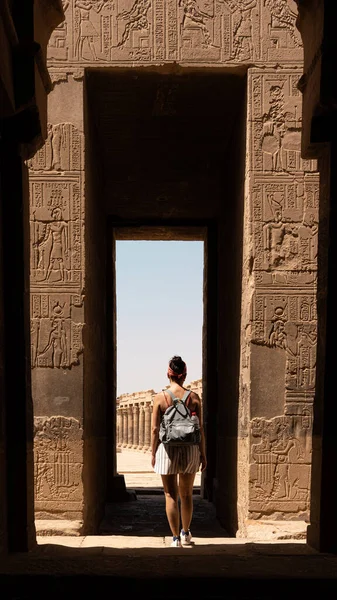 Foto Vertical Turista Caminhando Até Entrada Templo Egípcio Philae — Fotografia de Stock