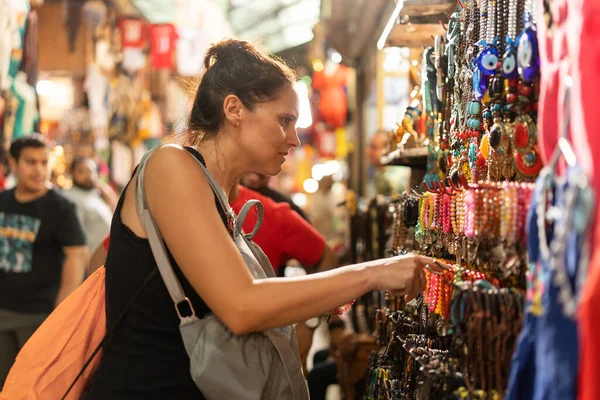 Kvinna Köper Arabisk Gatumarknad Staden Kairo — Stockfoto