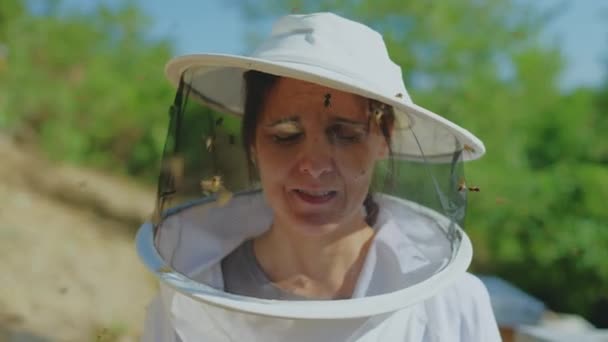 Arılarla Çevrili Koruyucu Elbiseli Kendine Güveni Olmayan Bir Arı Yetiştiricisine — Stok video