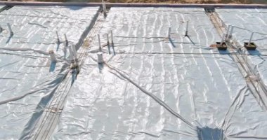 Yeni ev için yeraltında kanalizasyon drenaj sistemi inşa etmek için PVC boru