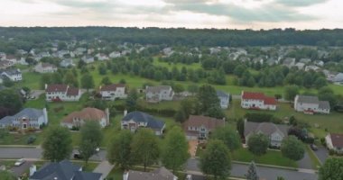 Doğu Brunswick NJ USA 'de küçük kasaba manzaralı banliyö evleri uyuyan çatı evleri manzaralı.