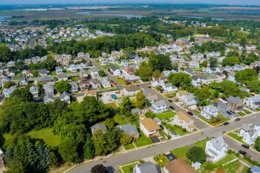 Sayreville New Jersey 'deki küçük Amerikan kasabasının manzarası.