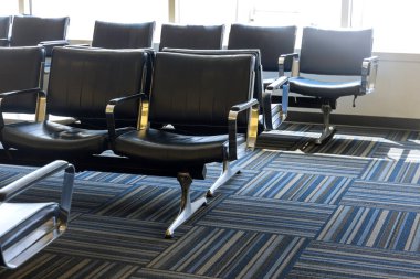 Boş kalkış Havaalanı terminal bekleyen salon sandalye ile
