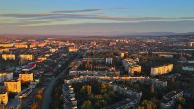 Zakarpattya Ukrayna 'da çatıları olan Uzhgorod şehir manzarası