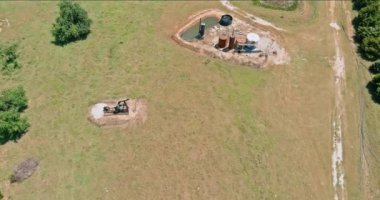 Oklahoma 'da çalışan bir petrol pompasının ham petrol pompası görüntüsü düşük.