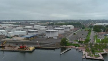 Petrol rafinerisi sanayi manzarası petrol tankıyla sanayi bölgesi oluşturuyor