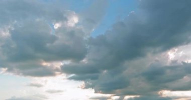 İnanılmaz beyaz bulutlar gökyüzünde gün ışığında yüzüyor