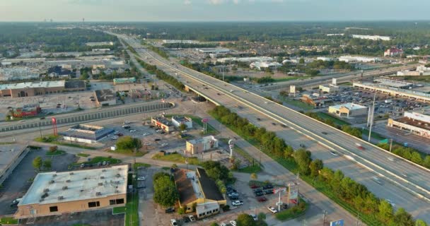 Вид с высоты птичьего полета автостоянка рядом с крупной дорогой 45 развязок вид на город Хьюстон Техас США — стоковое видео