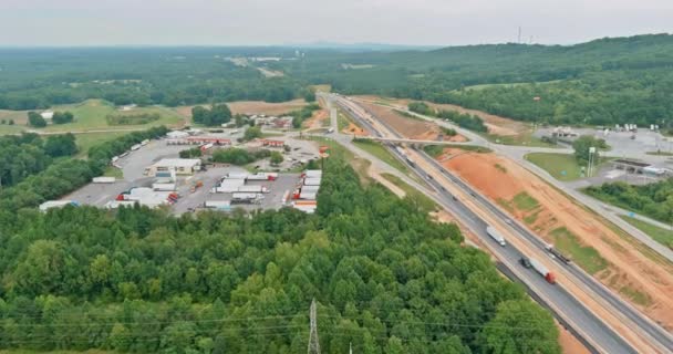 Veduta aerea dell'area di sosta per autocarri pesanti con ristorante e ampio parcheggio vicino all'autostrada 85 — Video Stock