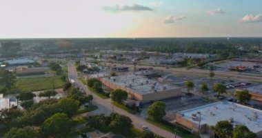 Tipik bir Houston şehri Texas alışveriş merkezinin hava manzarası. Büyük 45 kavşağın yakınındaki büyük bir park yeri.