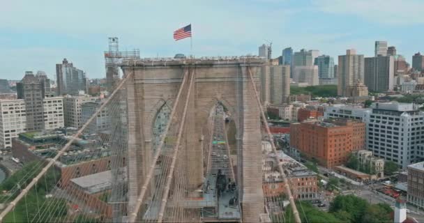 ニューヨーク市のブルックリンのダウンタウン壮大なスカイラインとブルックリン橋のパノラマの空中ビュー米国 — ストック動画