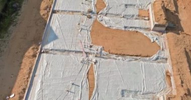 Yeni bir PVC plastik boru döşemek boru ve lağım için. Drenaj sistemi ile çalış,