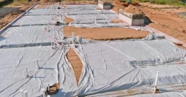 Plastik su boruları inşaat alanındaki kum temeli üzerine kurulmuştu.